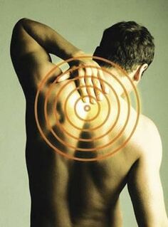 Sakit belakang yang bertambah teruk apabila menarik nafas adalah gejala osteochondrosis toraks