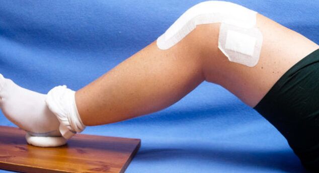Menggunakan plaster terapeutik untuk arthrosis sendi lutut